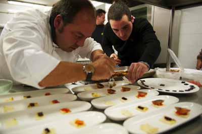 Algunos de los 15 finalistas preparando sus pinchos